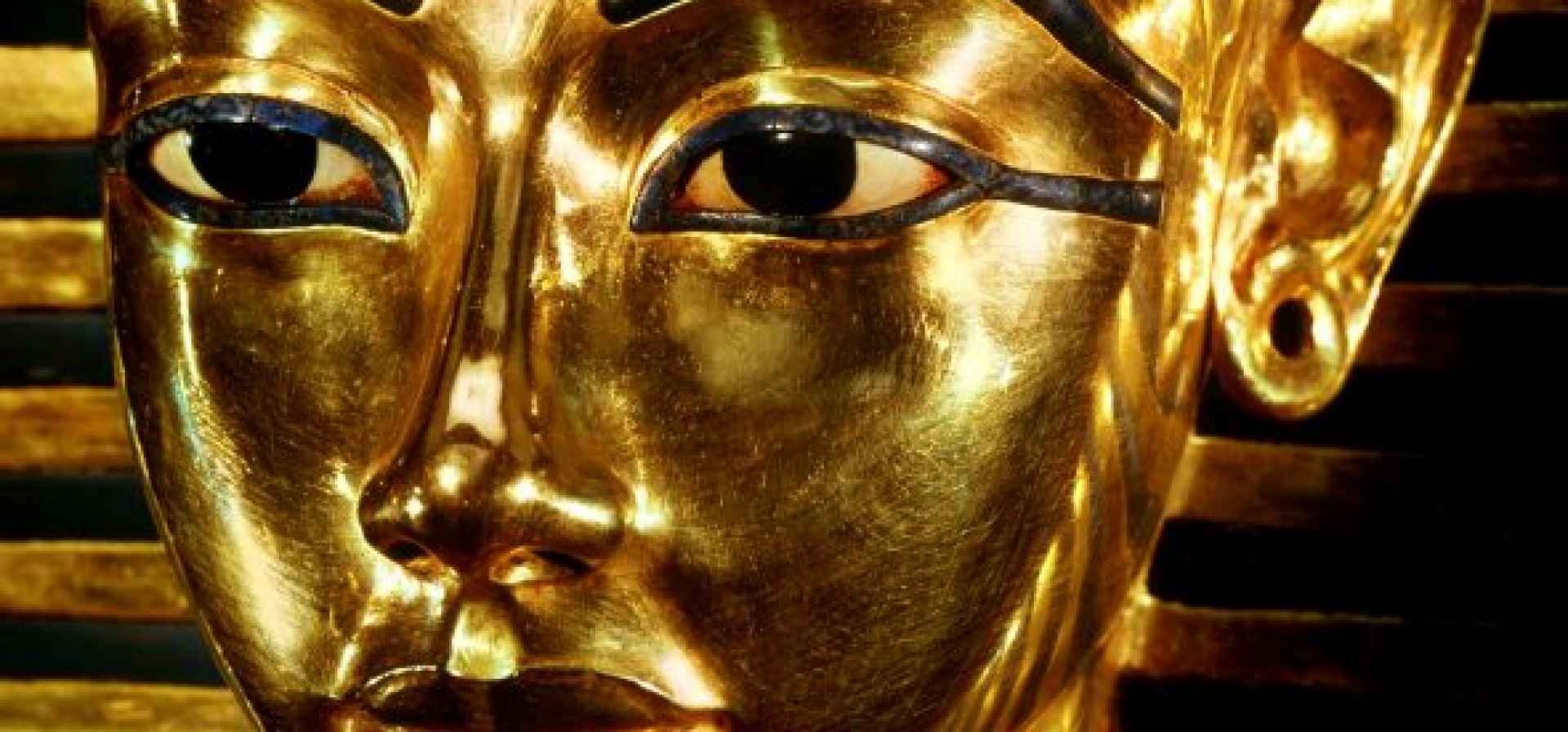 Nuova luce su Tutankhamon. L’Egitto avvia il restauro del celebre sarcofago dorato del faraone